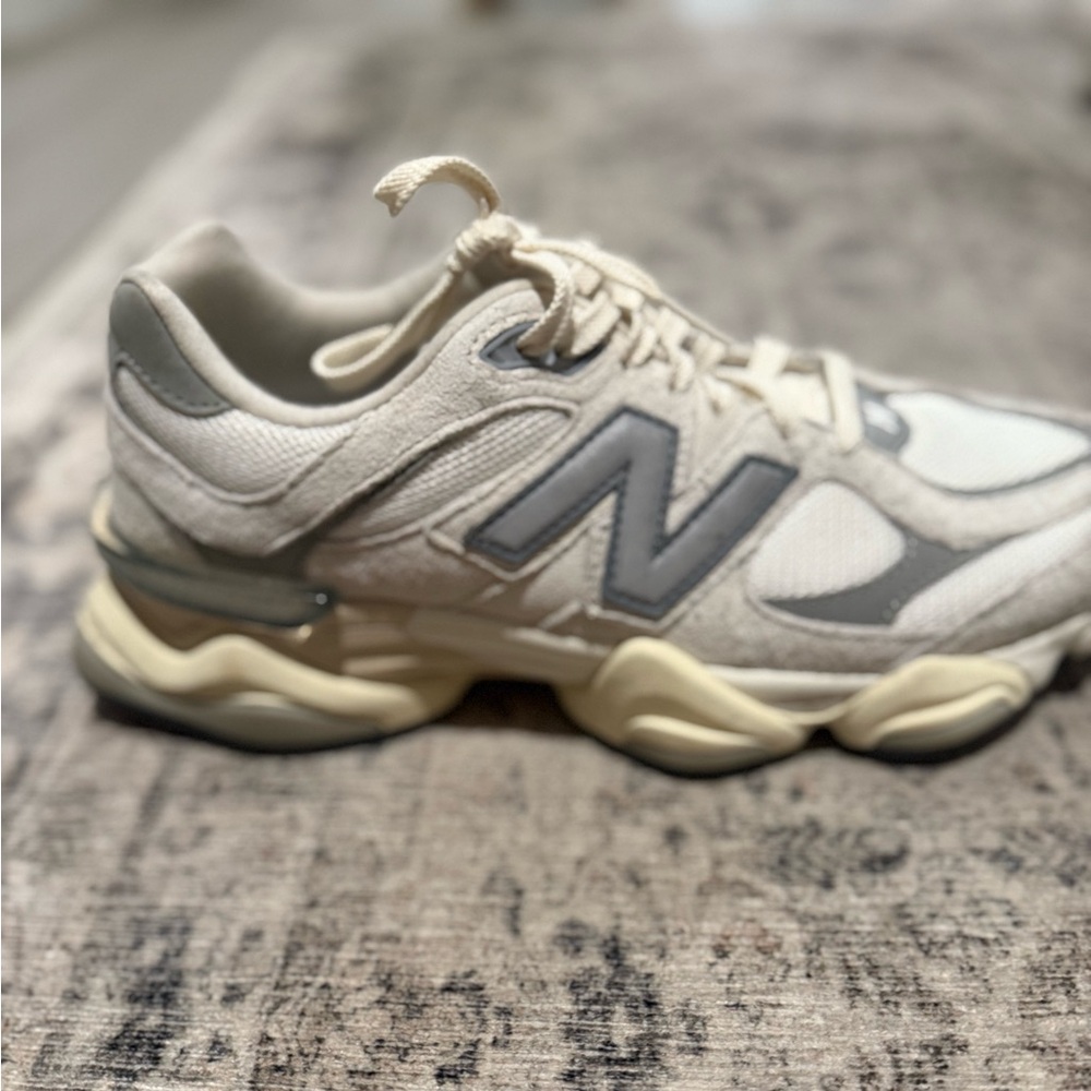 New Balance 9060 Casual Shoes. Size: 8.5M
Color: Sea Salt/Concrete. Lightly worn